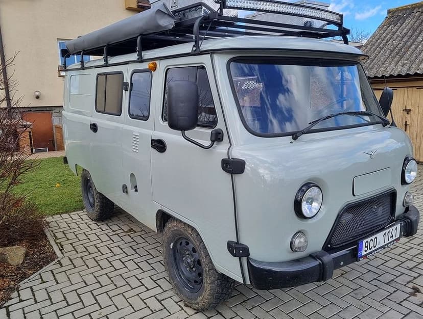 Vějířová markýza na offroad auto