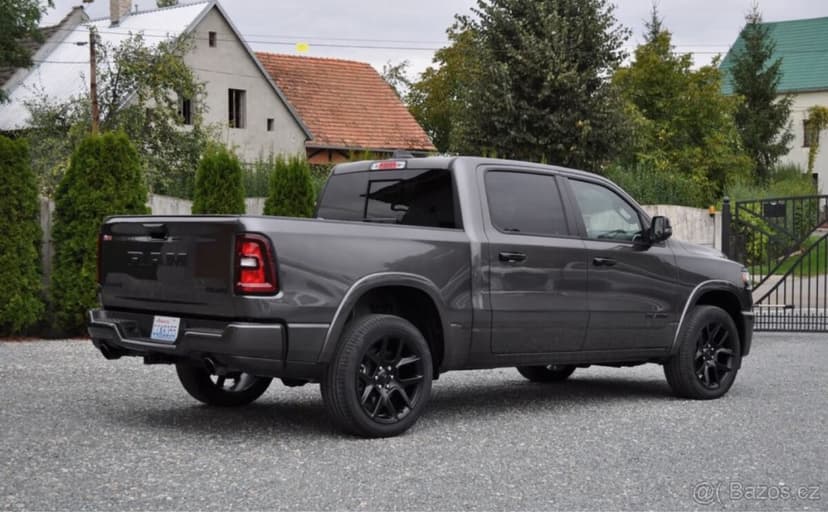 LARAMIE NIGHT PREMIUM 2025 3.0 Twin Turbo 420 KM