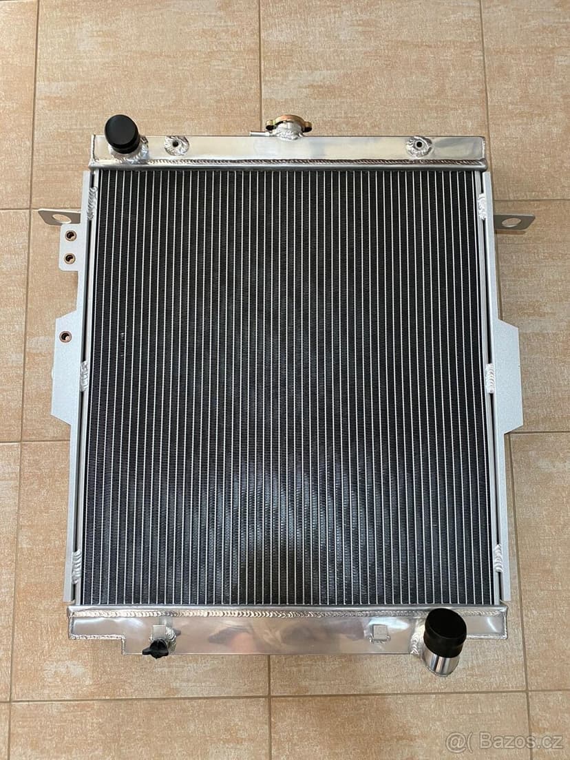 CELOHLINÍKOVÝ CHLADIČ TOYOTA LAND CRUISER HDJ/HZJ 78, 79 4,2