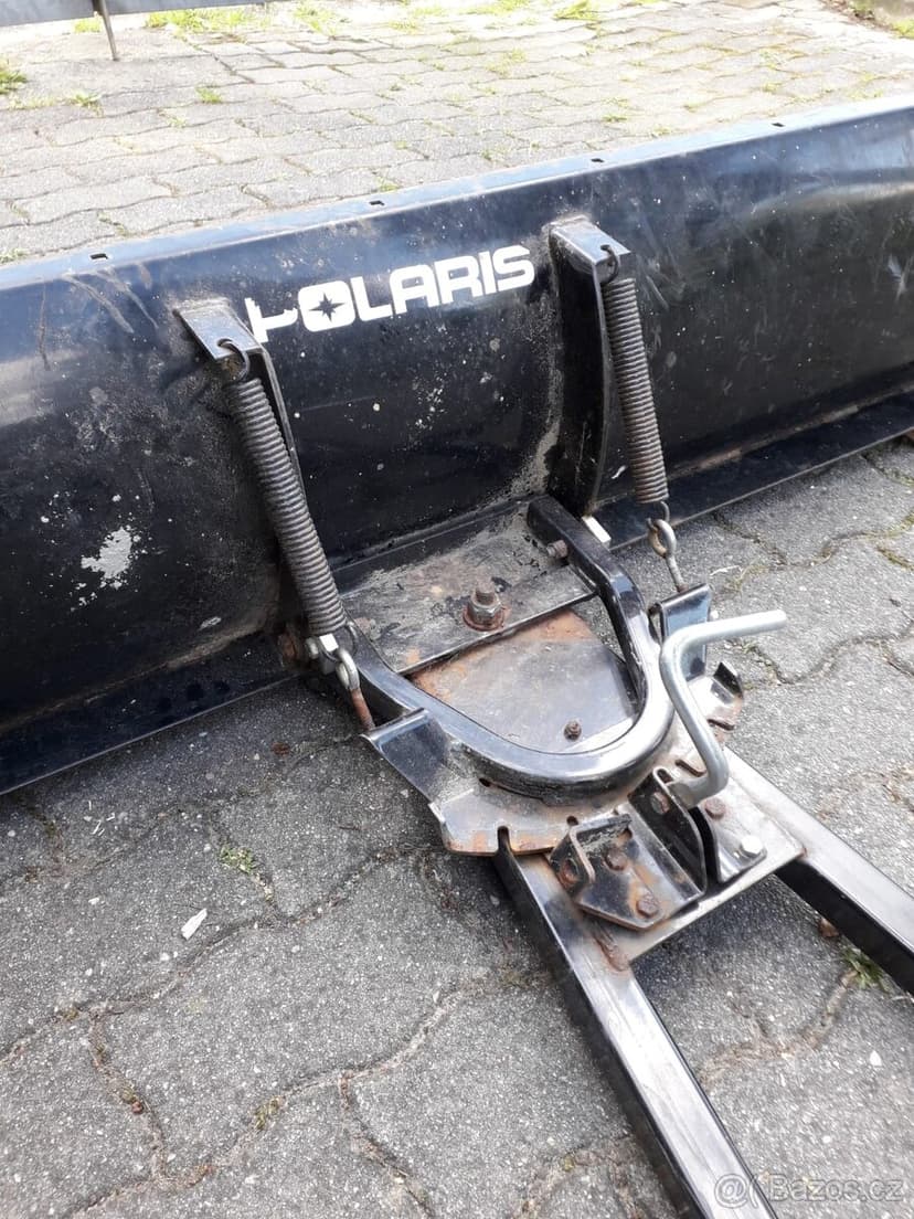 Sněhová radlice na čtyřkolku Polaris