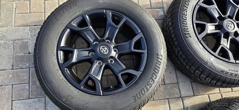 Zánovní originální  sada ráfků a pneu na Toyota Hilux 2022