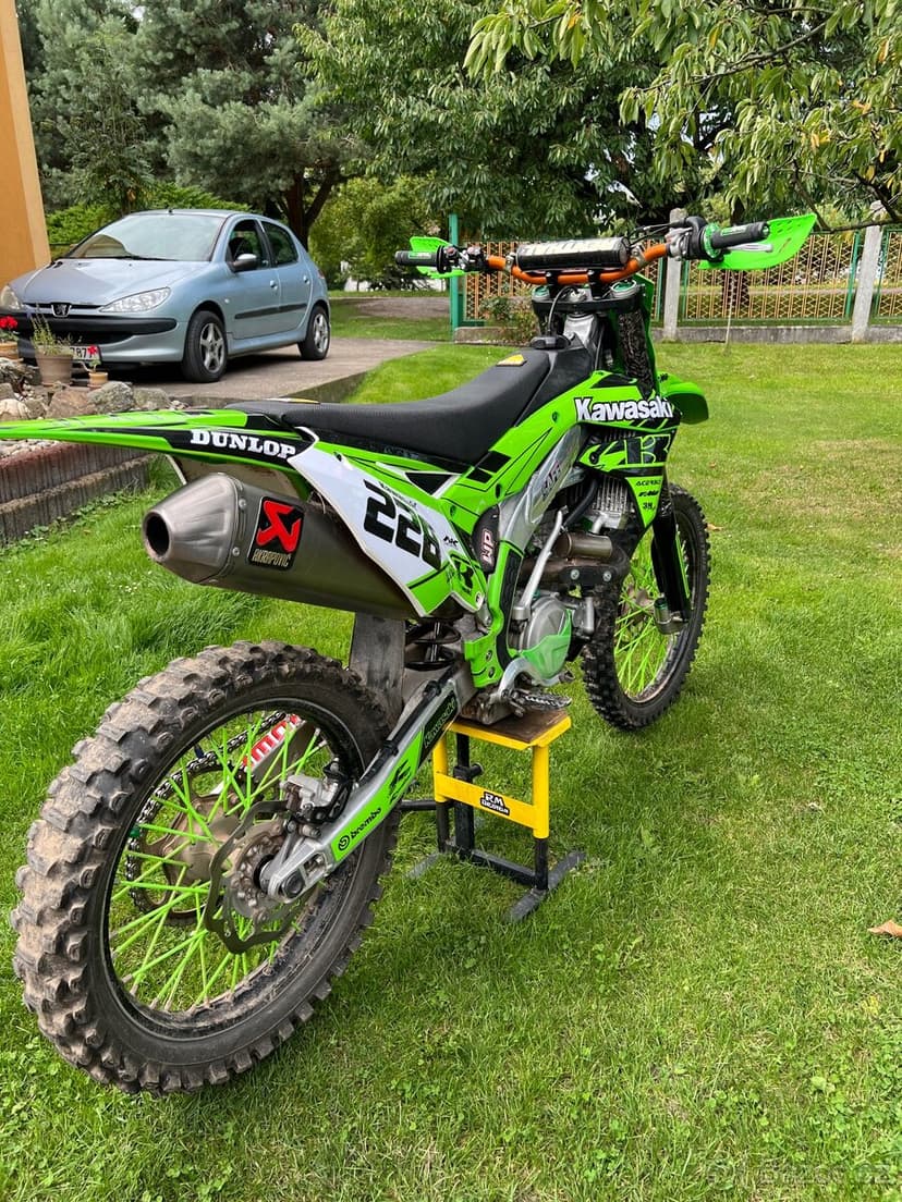 Kawasaki KXF 450 – výborný stav, připravená na sezónu