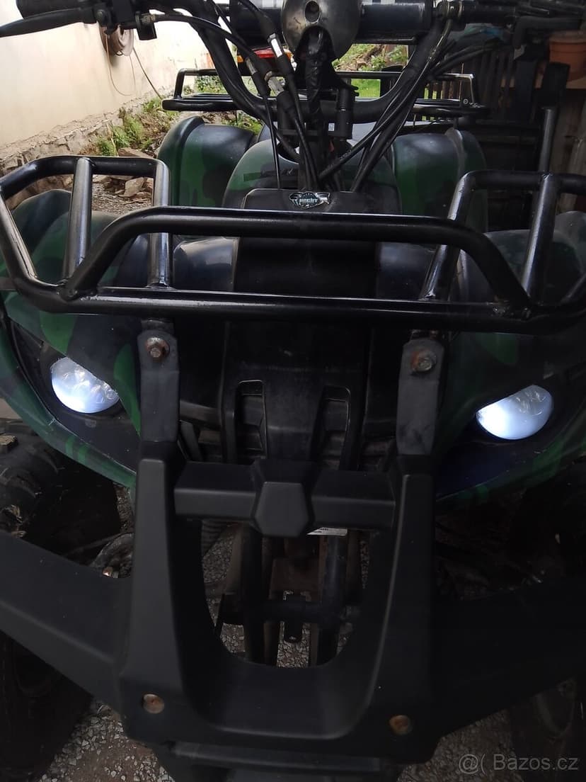 Terénní maskáčová čtyřkolka