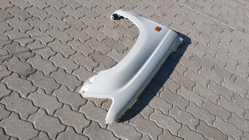 Toyota Hilux – Blatník pravý přední bílý