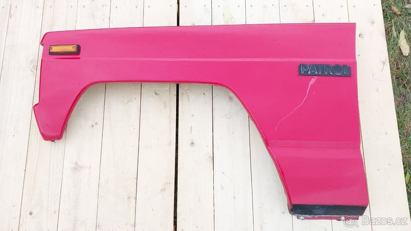 Nissan Patrol Španěl – Blatník levý přední červený