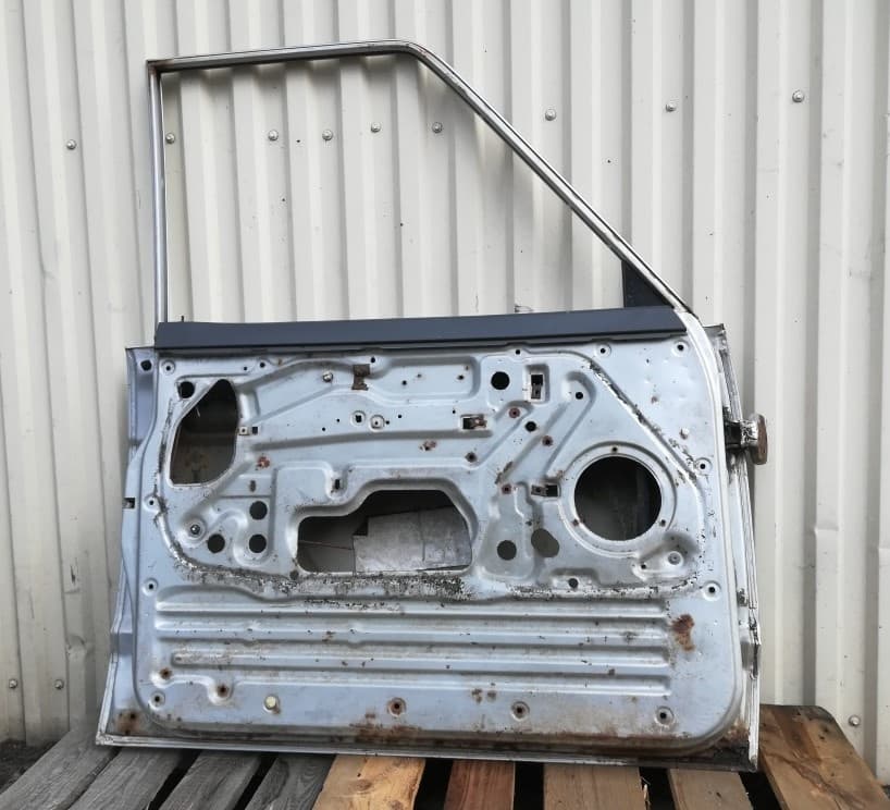 Nissan Patrol Y60 levé přední dveře