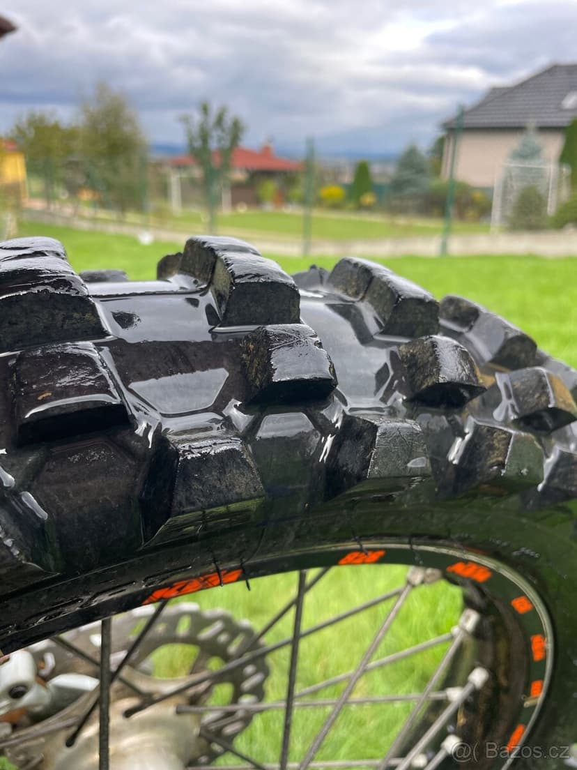 KTM SXF 350 2018 při rychlem jednani sleva