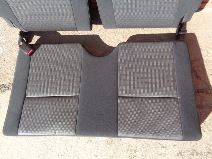Suzuki Jimny zadní sedačky.