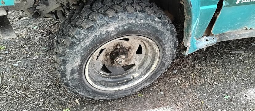 Kola Suzuki Samurai Vitara jimny