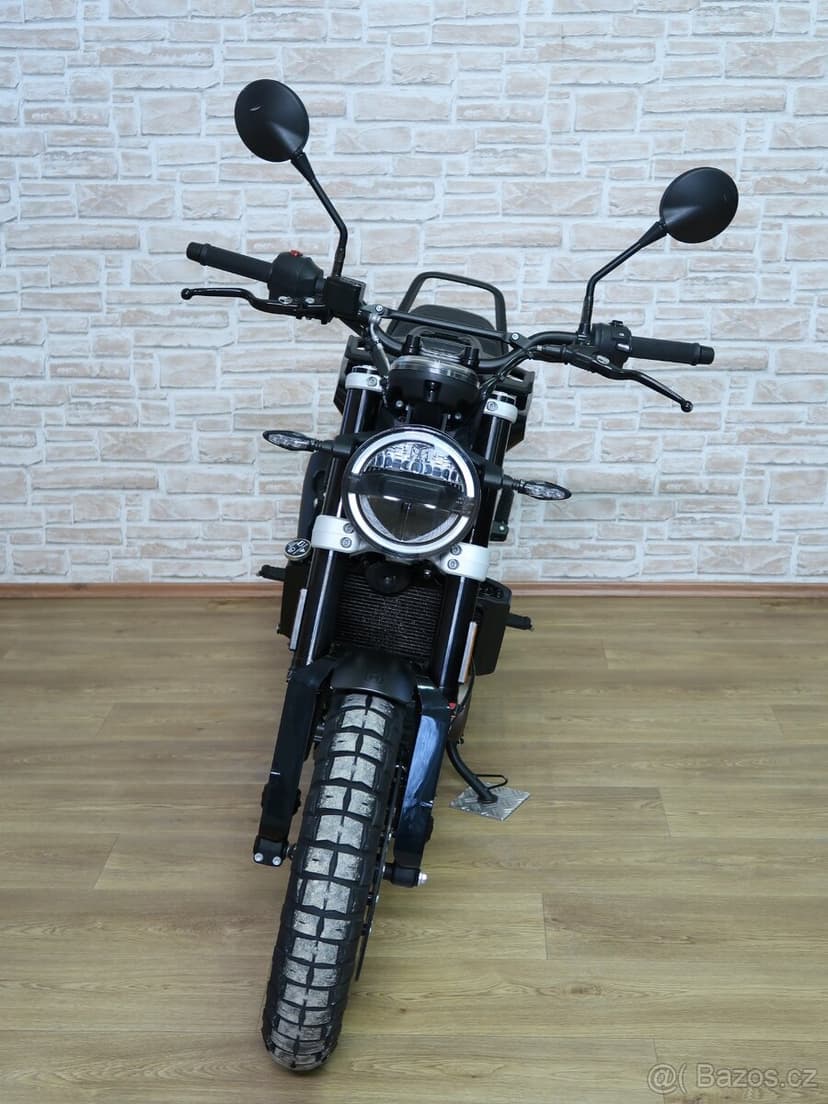 Husqvarna Svartpilen 401 4700km, po servisu