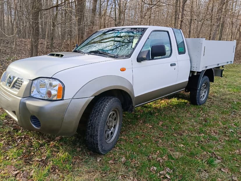 Nissan Navara NP 300 sklápěč třístranný 2011