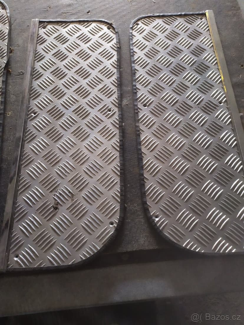 Plechy na dveře v interiéru Chevrolet Silverado