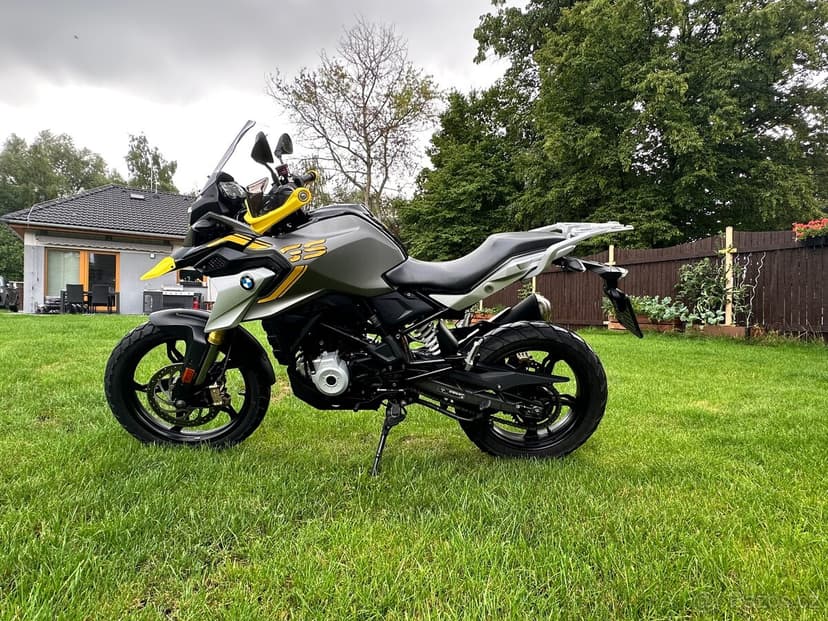 BMW G310 GS, černo žluto šedá.