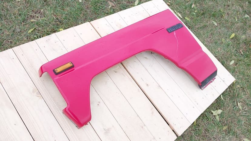 Nissan Patrol Španěl – Blatník levý přední červený