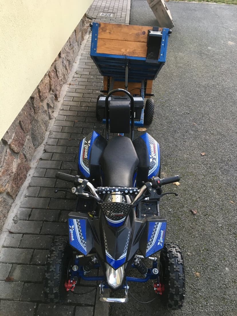 Dětská čtyřkolka se sklápěcím vlekem