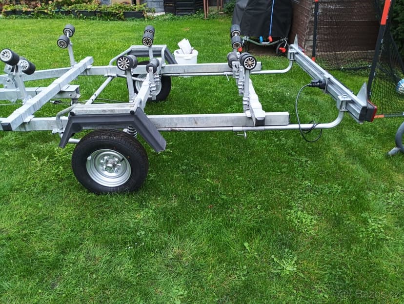 Bržděný krasný vlek pod loď