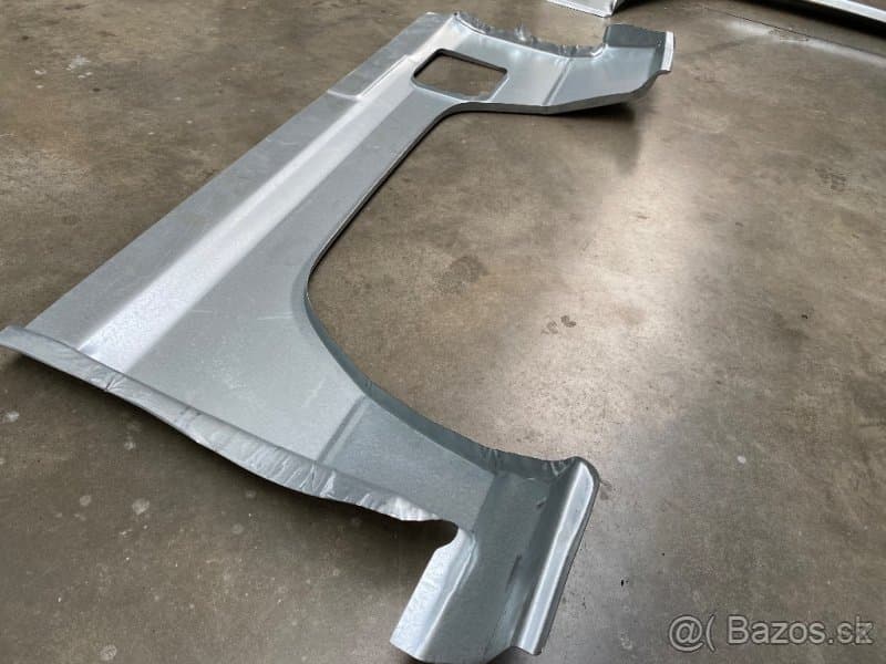 Lem zadného blatníka Toyota Land Cruiser 70-73