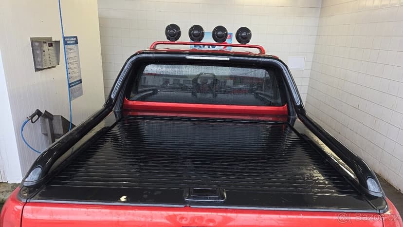 Sportovní ochranný rám na korbu s hliníkovou roletkou Amarok