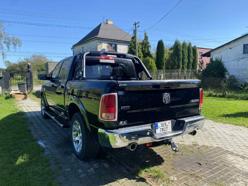 Dodge RAM 1500 Laramie 5.7 HEMI 2014--4x4--tažné 3.5t