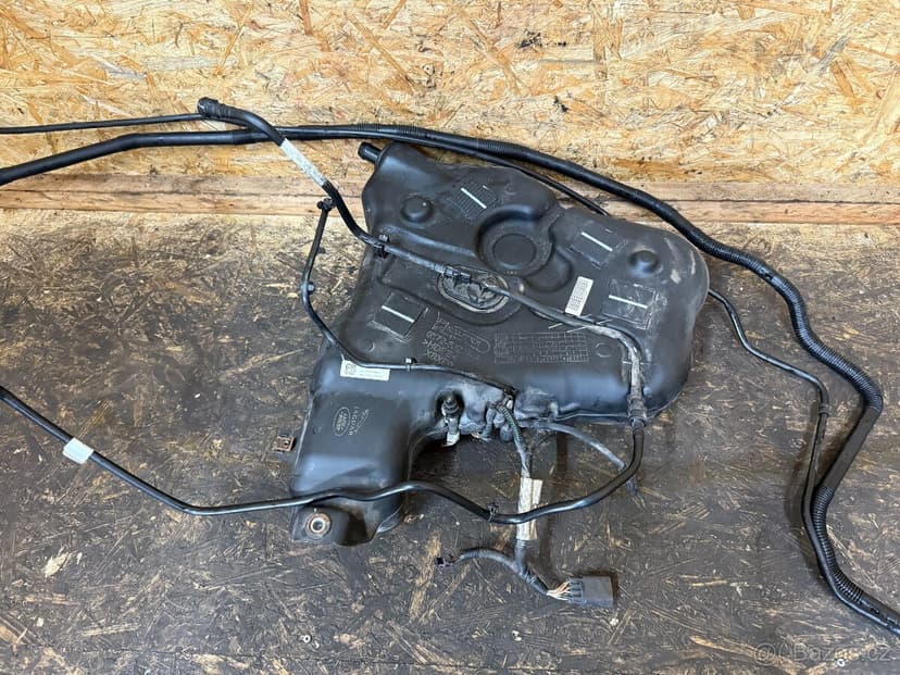 NÁDRŽ ADBLUE LAND ROVER DISCOVERY SPORT L550 GK72-5J228-A