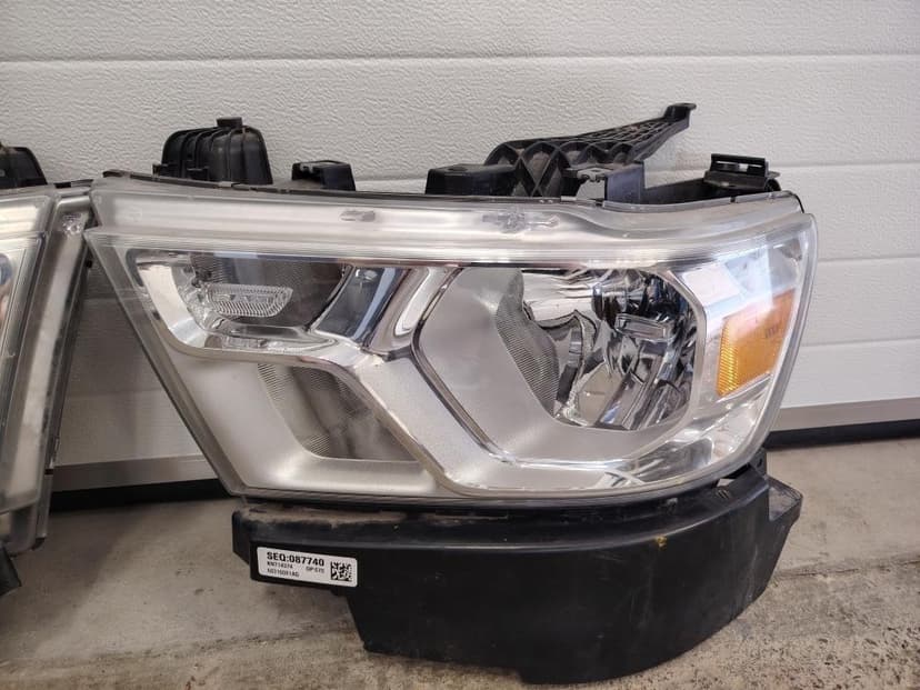 Přední světla Dodge Ram 1500 5.gen