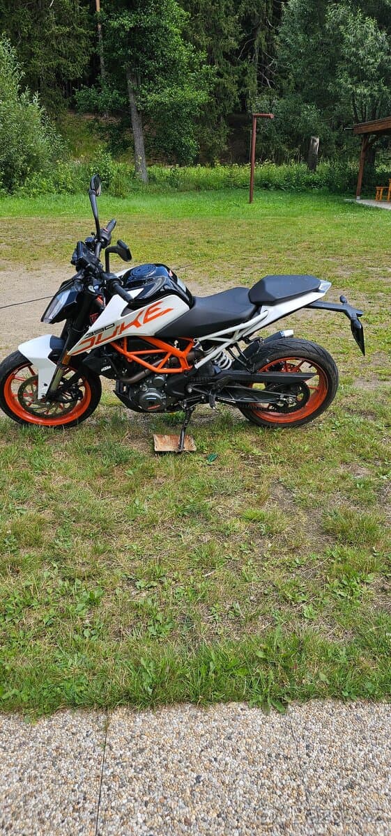 Prodám KTM 390 Duke 2017 – STK do 2028, Akrapovič, k opravě