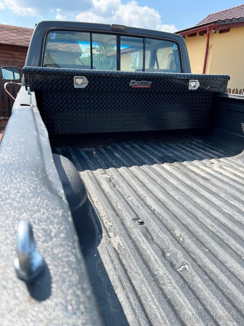 Ford F250 4x4 benzín 7,5l v manuálu