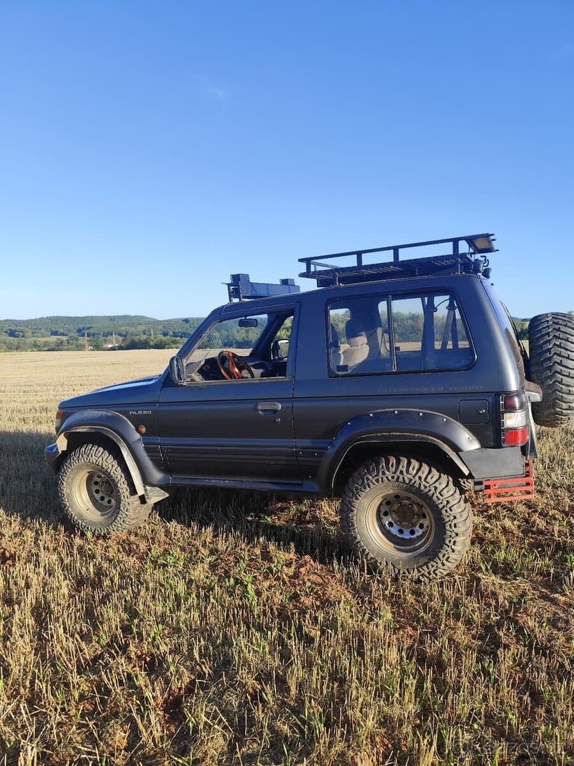 Mitsubishi Pajero Super Select.