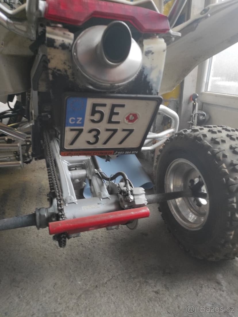 Závodní čtyřkolka Suzuki