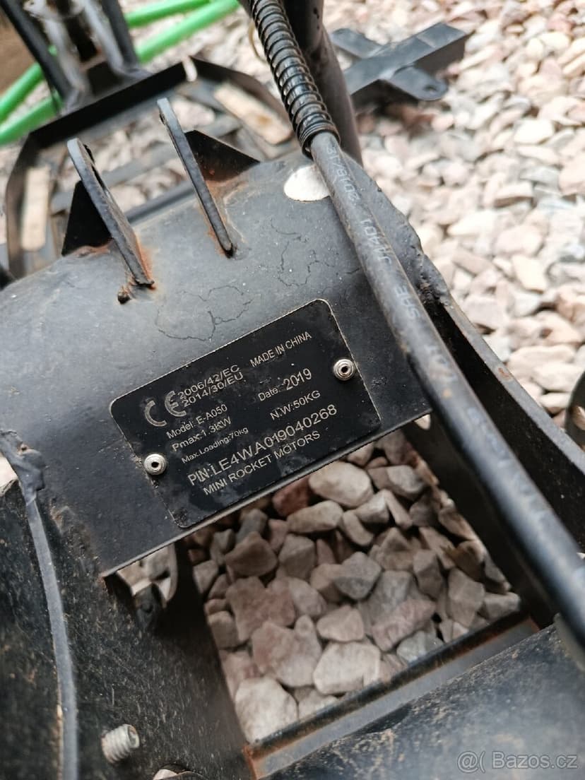 Torzo z malé elektrické čtyřkolky