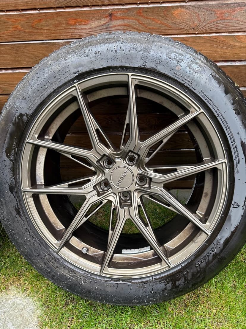 Sada alu kol Arceo se zimními pneu 235/55 R19