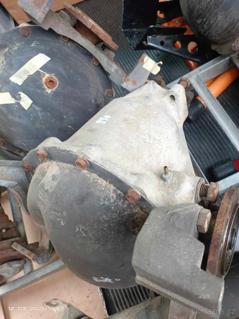 Díly z auta. Humvee M998, Hummer H1