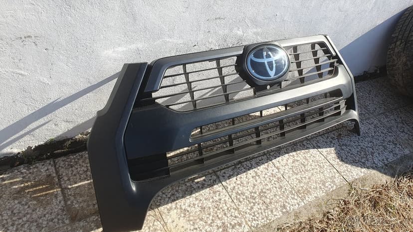 TOYOTA HILUX INVINCIBLE - maska