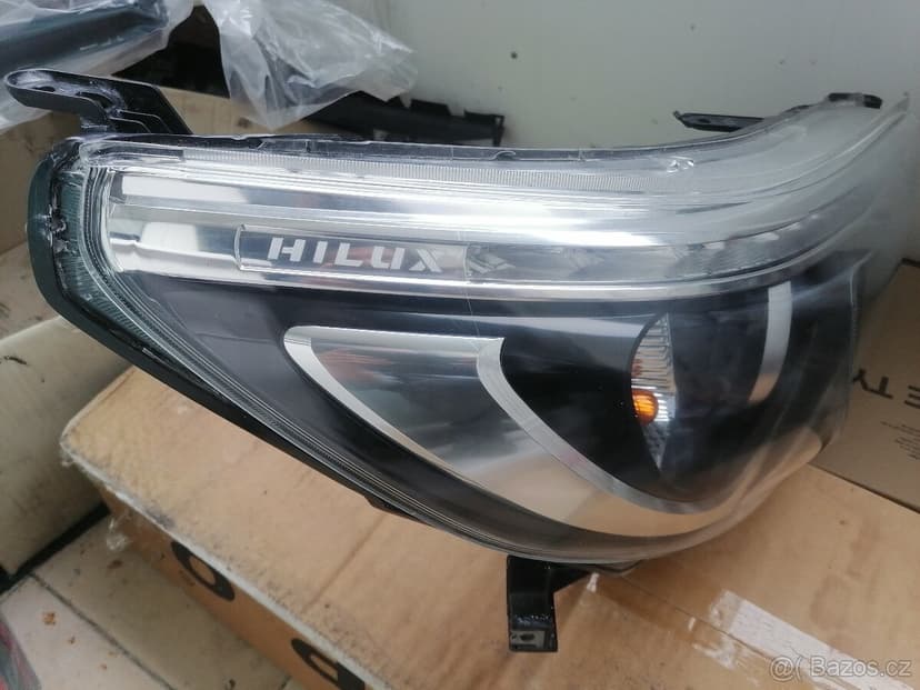 Prave přední světlo na Toyota Hilux mk8