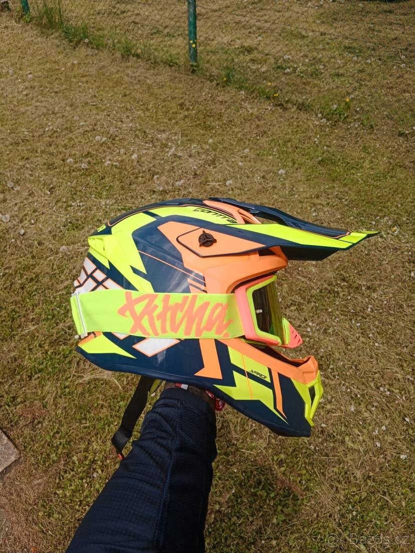 Helma,brýle,dres,kalhoty,boty, chrániče