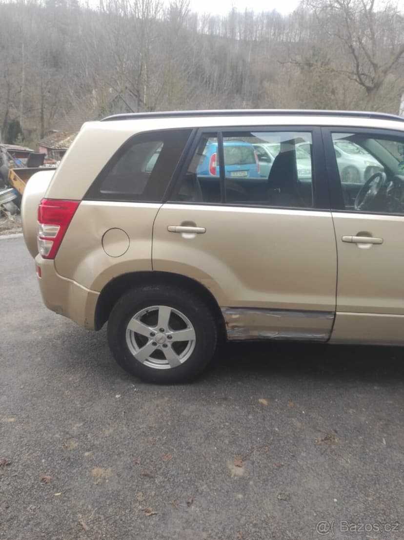 Suzuki Grand Vitara 2.0 4x4 benzín Zlatá metal