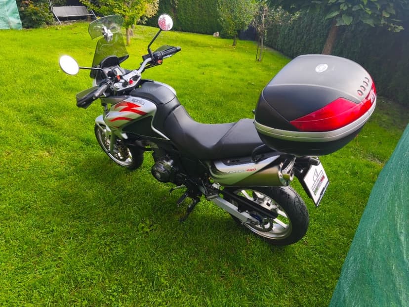 Aprilia Pegaso 650 Strada (2007) velmi pěkná 35kW, doplňky,