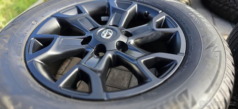 Zánovní originální  sada ráfků a pneu na Toyota Hilux 2022
