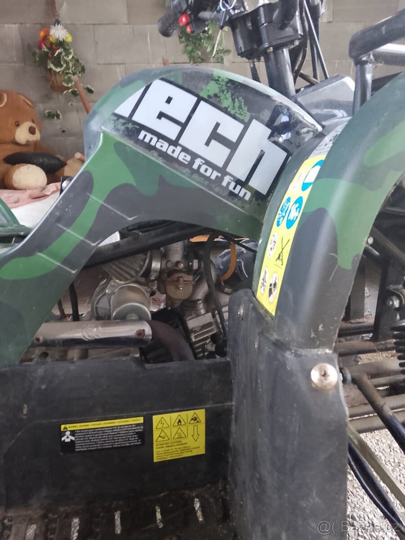 Terénní maskáčová čtyřkolka