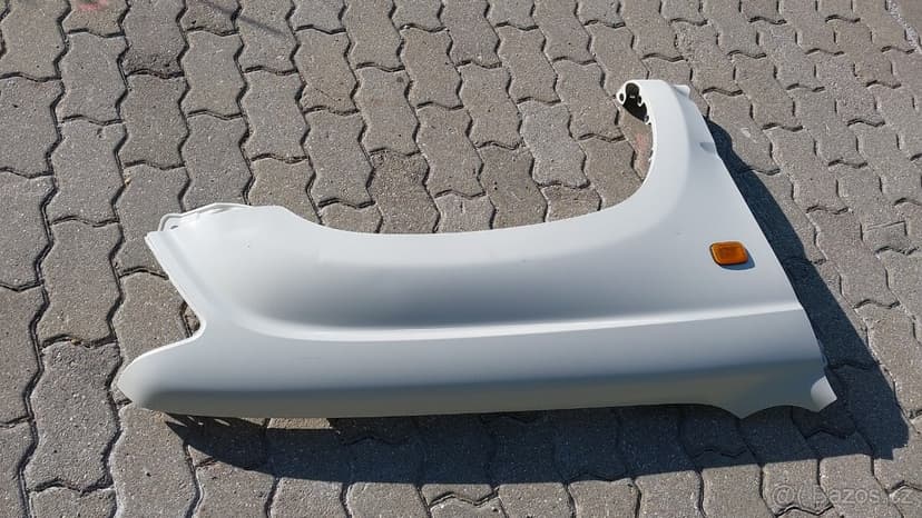 Toyota Hilux – Blatník pravý přední bílý