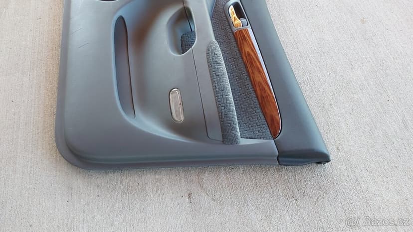 Toyota LC 120 – Polstrování dveří  pravé přední 5dv