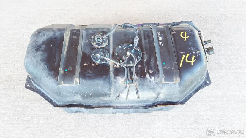 Toyota LC90 - Nádrž