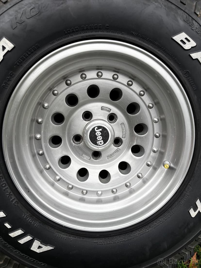 Kolo s nejetou pneu na jeep wrangler TJ