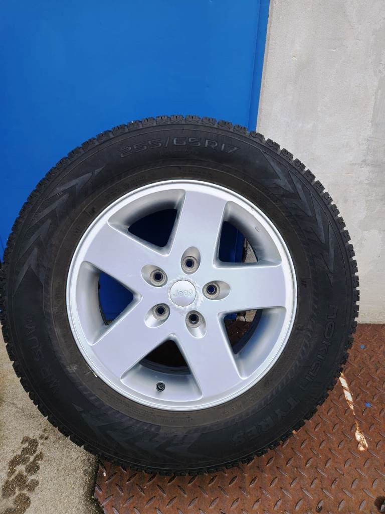 Jeep OEM kola 5x127 + zimní pneu Nokian 255/65R17