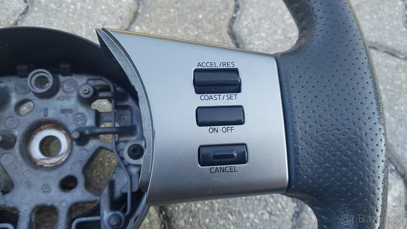 Nissan Pathfinder R51 –  Volant