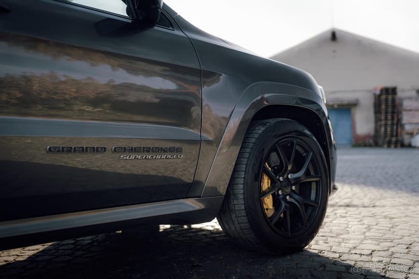 JEEP GRAND CHEROKEE TRACKHAWK 6.2 HEMI V8