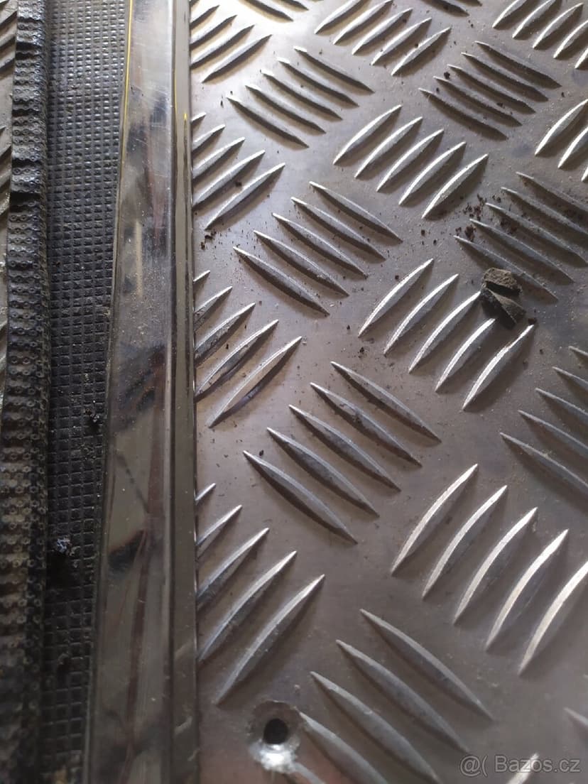 Plechy na dveře v interiéru Chevrolet Silverado