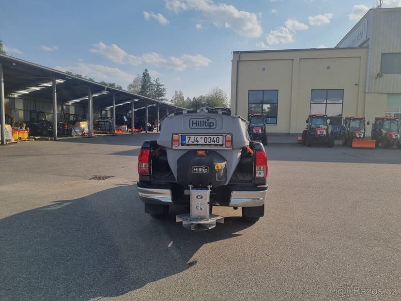 Toyota Hilux + radlice + sypač