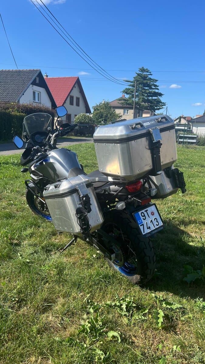 V strom 650 XT s kufry Dolomity Trekker