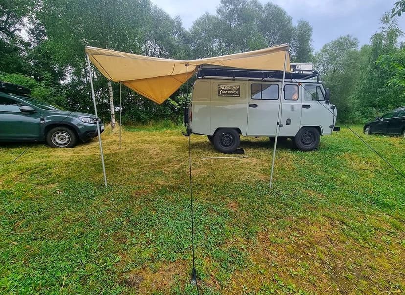 Vějířová markýza na offroad auto